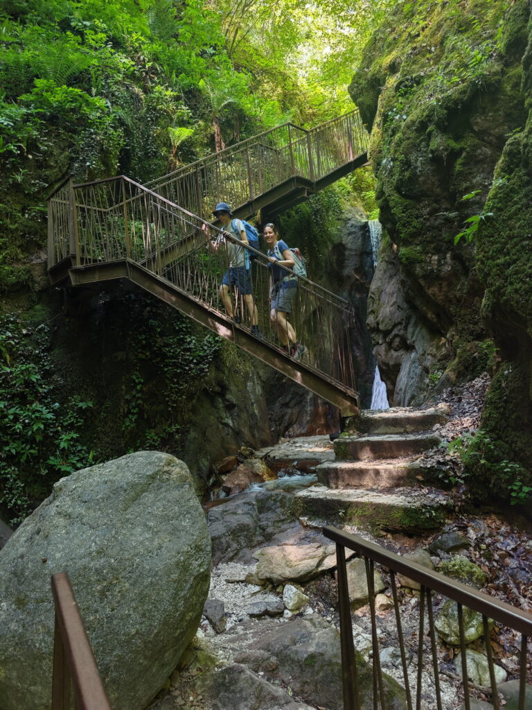 Entlang des Bachs durch die Rastenbachklamm wandern