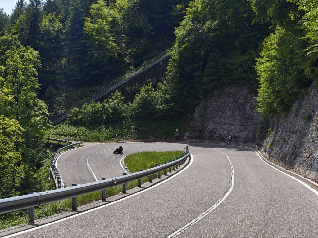 15 Serpentinen prägen den Mendelpass zwischen dem Etschtal und der Passhöhe