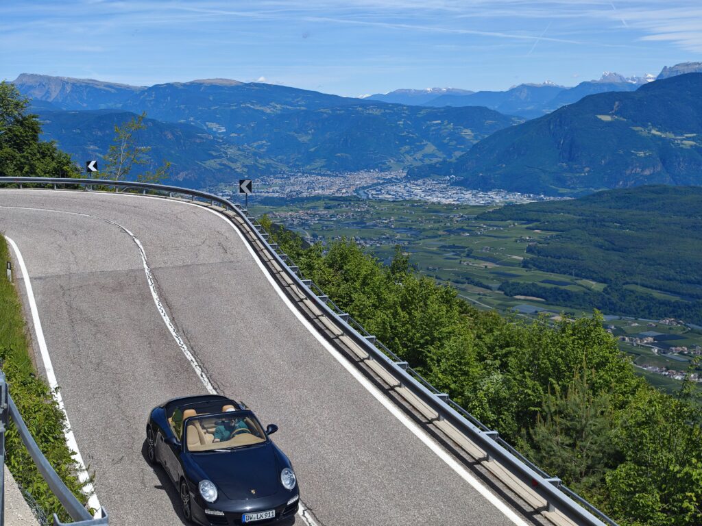 Der Mendelpass führt auf den Mendelkamm hinauf