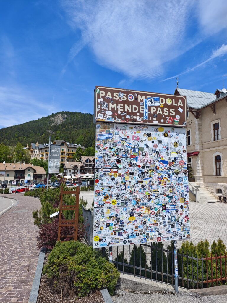 Die Passhöhe Mendelpass - mit 1363 Metern Seehöhe