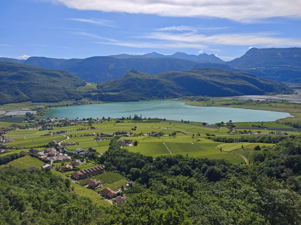 Il Lago di Caldaro è uno dei laghi più belli dell'Alto Adige - ai piedi della gola